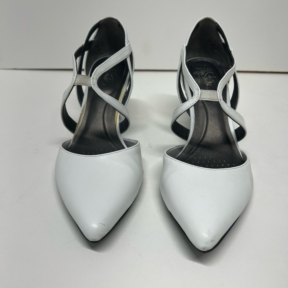 Women’s White Heels - 9.5 like new
